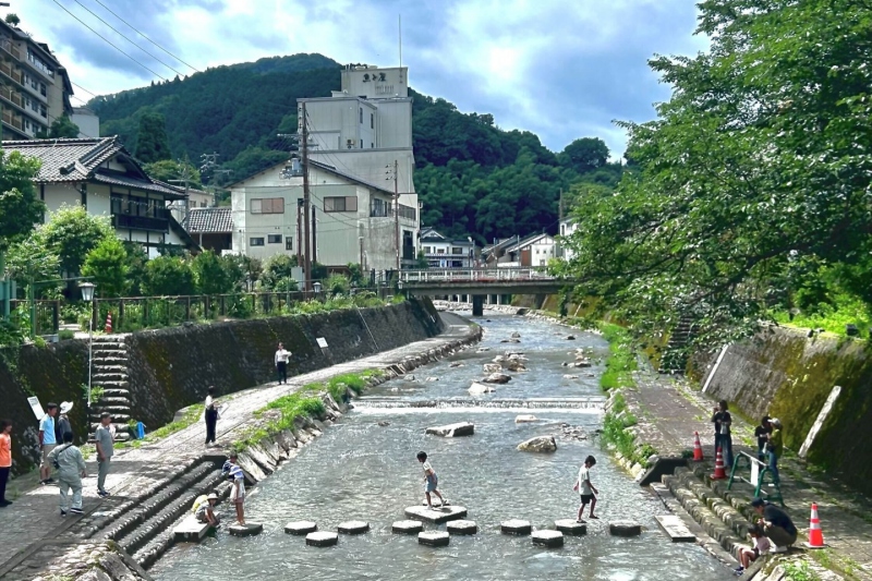 【兵庫県/湯村温泉】飛び石で春来川の対岸を渡れるようになりました＜川遊び＞