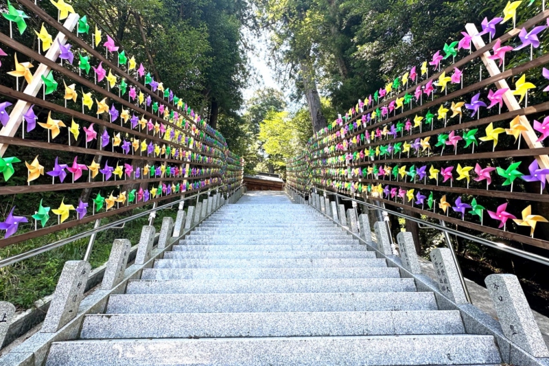 【宇都野神社】SNSで人気の色鮮やかな風車＜兵庫県/新温泉町＞