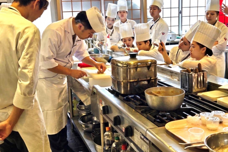 【兵庫県/湯村温泉ゆあむ】料理長/奥村が大阪調理製菓専門学校で日本料理 特別講師として凱旋授業を実施