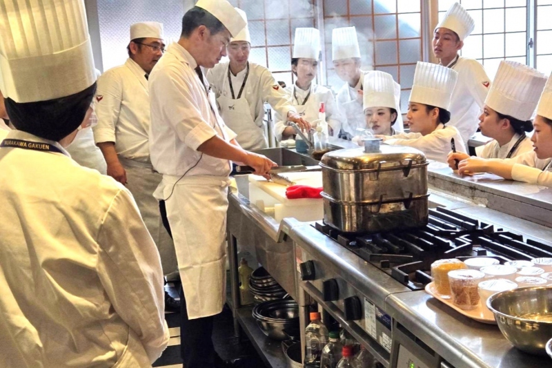 【兵庫県/湯村温泉ゆあむ】料理長/奥村が大阪調理製菓専門学校で日本料理 特別講師として凱旋授業を実施