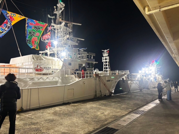 【2025年】松葉ガニ初漁 浜坂港でのお見送りの様子＜兵庫県/新温泉町＞